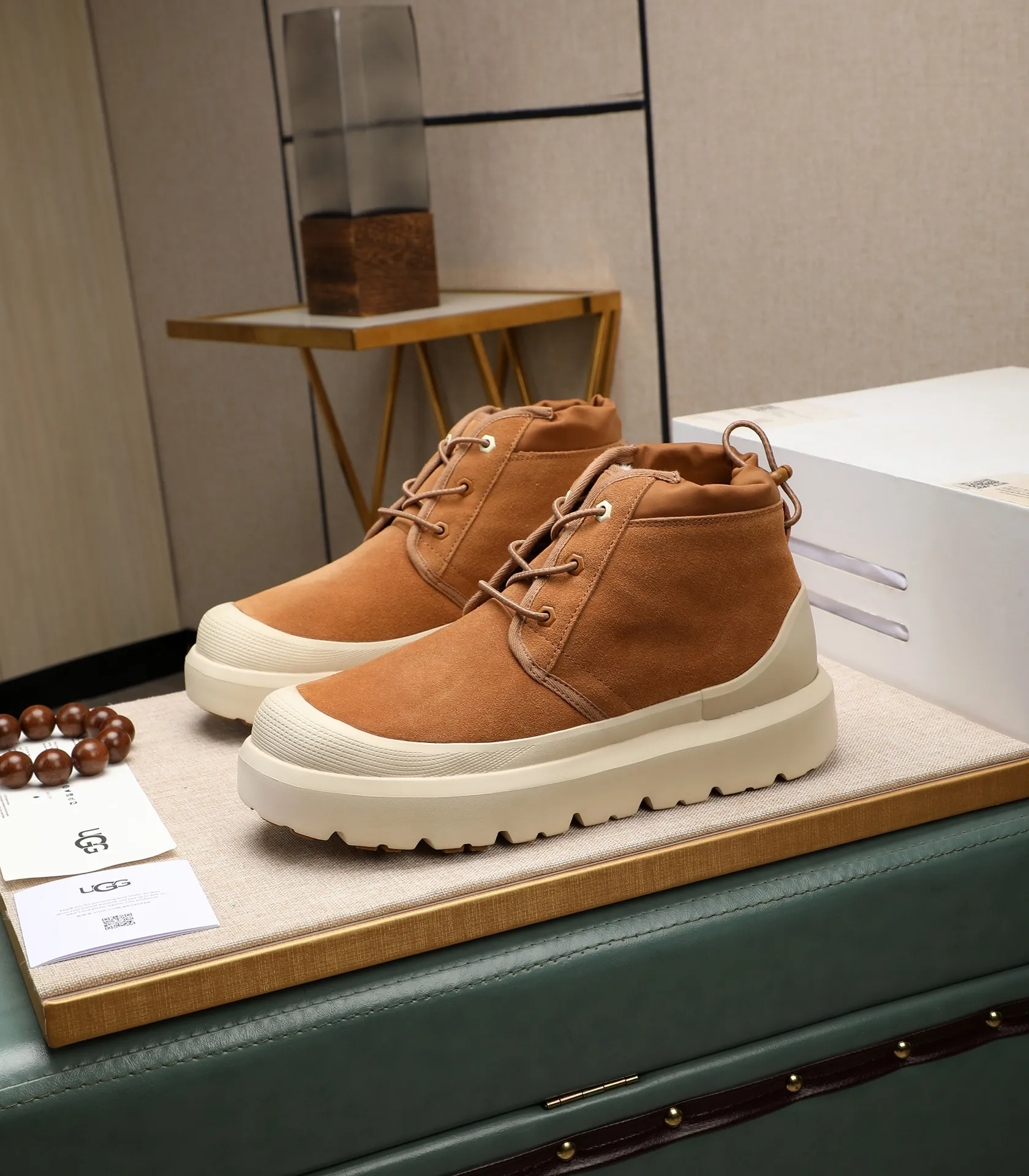 Men's shoes 💰580 (same style for men and women) Please pay attention to the quality of the original order and compare the thickness of the wool 🏮🏮The popular UGG is from Australia's warm luxury brand men's shoes, the official website is synchronized, Beckham men's style..., made of imported first-layer waxed cowhide, waxed toe cap, Australian real wool velvet lining Carefully sewn...Imported rubber Martin boots outsoles (comfortable, soft and wear-resistant). I really like the quality..Exquisite workmanship. You won't be able to put it down at first sight. Sizes 35-44